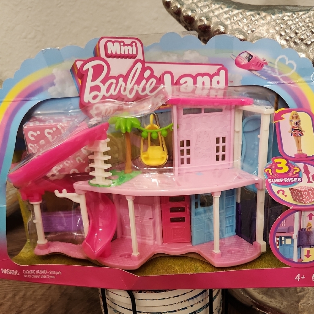 Barbie Mini Playset with Pink and Blue Accessories - Picture 3 of 10